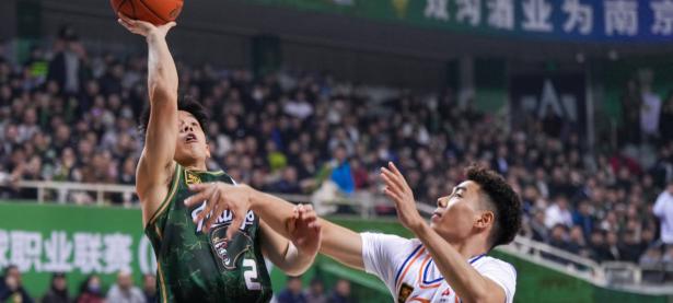 爱游戏在线-包含上海队在主场迎战辽宁男篮，寻求胜利机会的词条