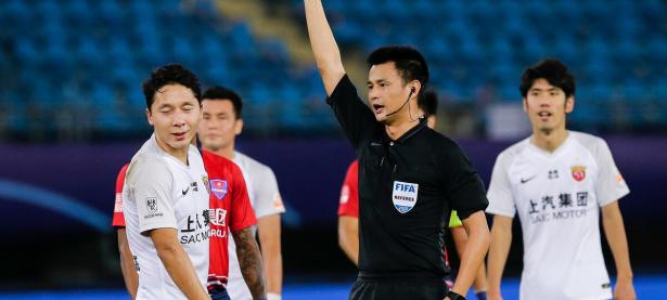 爱游戏入口-裁判执法不公，球队遭受不公平待遇