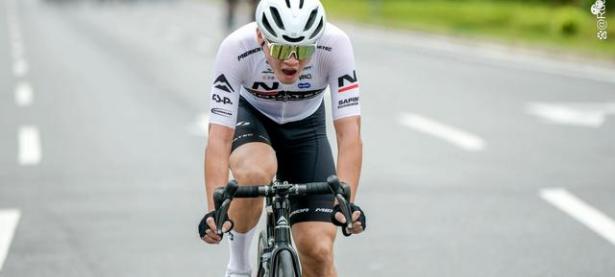 爱游戏亚洲官网-英国自行车选手速度惊人，登顶领奖台的简单介绍