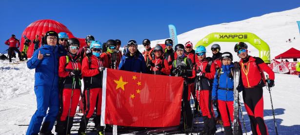 爱游戏官网网页版入口-瑞士高山滑雪运动员惊艳表现，登顶领奖台