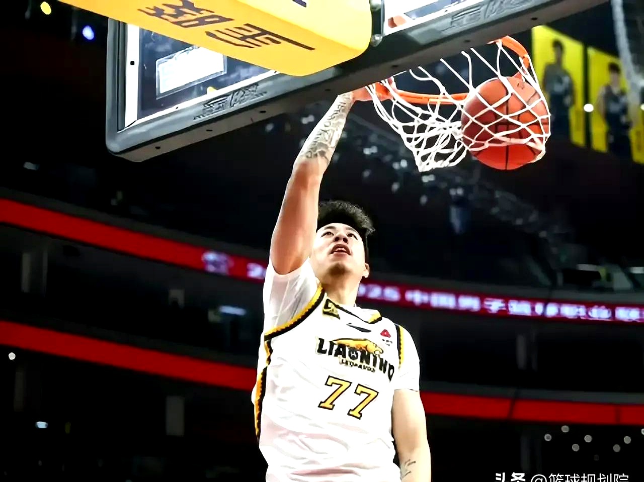 忍受压力!球队挺身而出,勇往直前的简单介绍 忍受压力!球队挺身而出,勇往直前的简单介绍