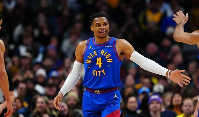 苏莫巴高空抽射,为球队助攻得分(苏莫) 苏莫巴高空抽射,为球队助攻得分(苏莫)