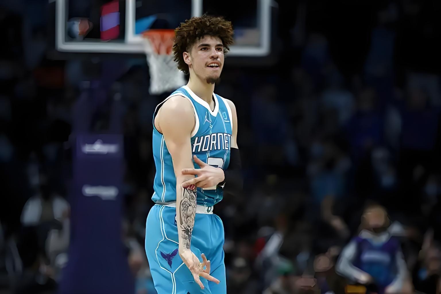 苏莫巴高空抽射,为球队助攻得分(苏莫) 苏莫巴高空抽射,为球队助攻得分(苏莫)