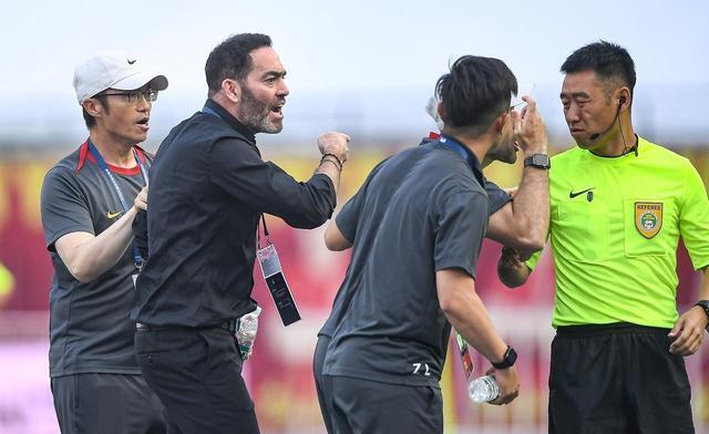 上海绿地申花客场不敌山东鲁能,球员表现引发球迷热议的简单介绍 上海绿地申花客场不敌山东鲁能,球员表现引发球迷热议的简单介绍