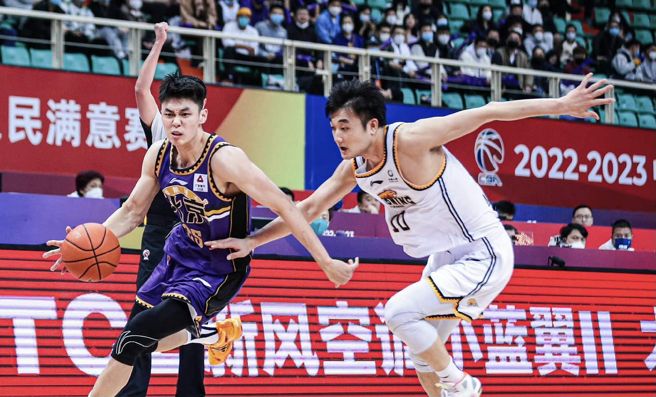 日本篮球联赛经典对决开始，东西区球队火爆较量的简单介绍