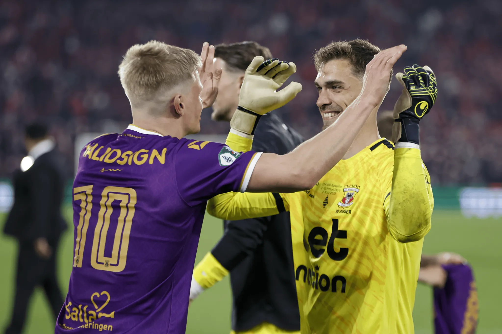 荷兰球队力挽狂澜,惊现欧冠大获胜利 荷兰球队力挽狂澜,惊现欧冠大获胜利