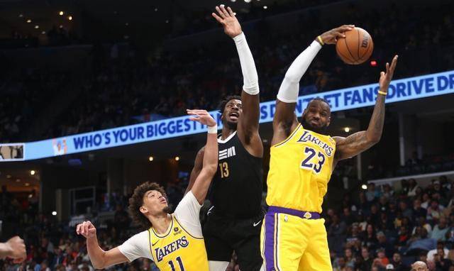 关于湖人大胜雄鹿，詹姆斯砍下三十分高效表现的信息