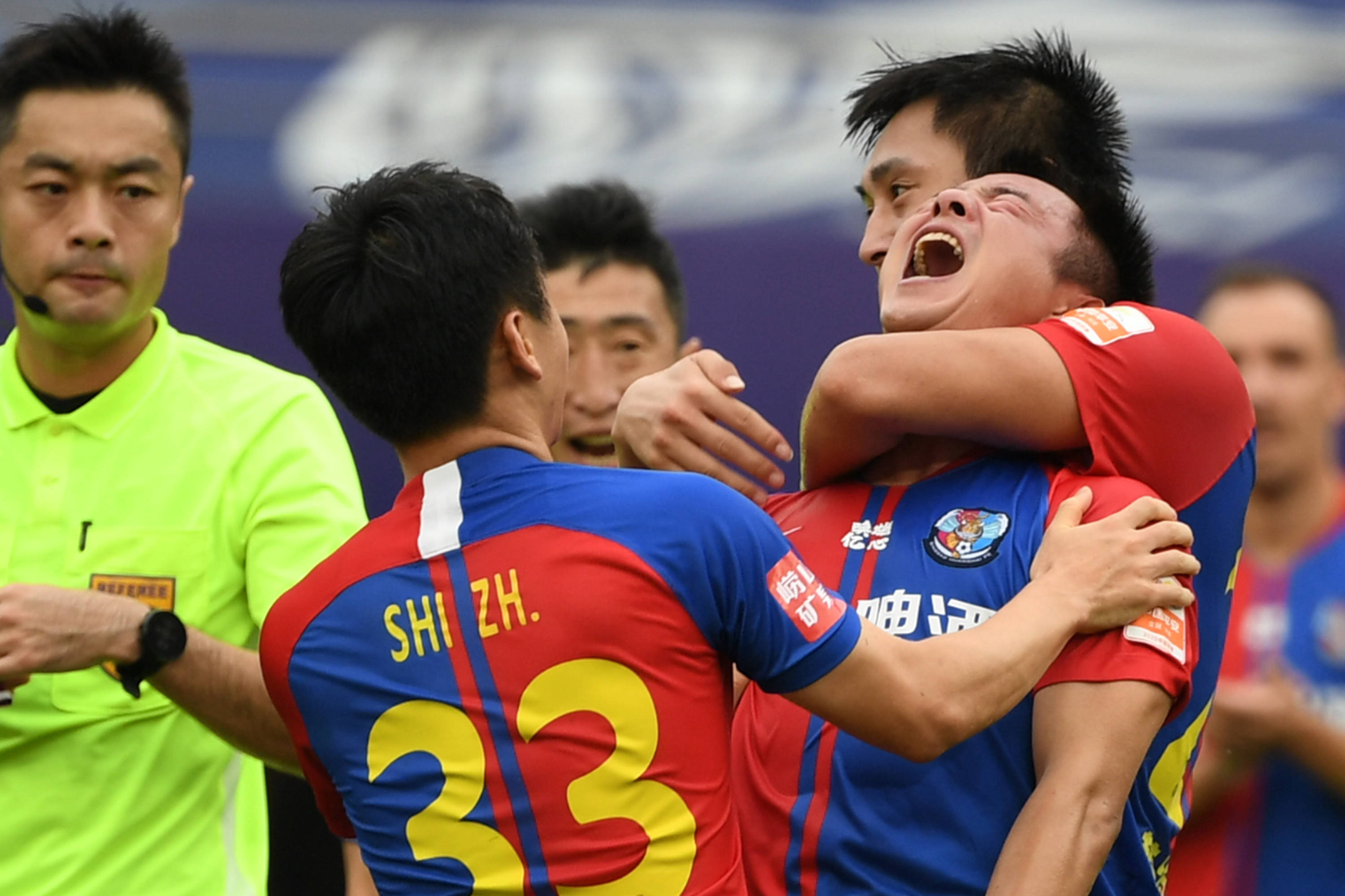 青岛黄海豪取三分,中超赛场上掀起风波 青岛黄海豪取三分,中超赛场上掀起风波