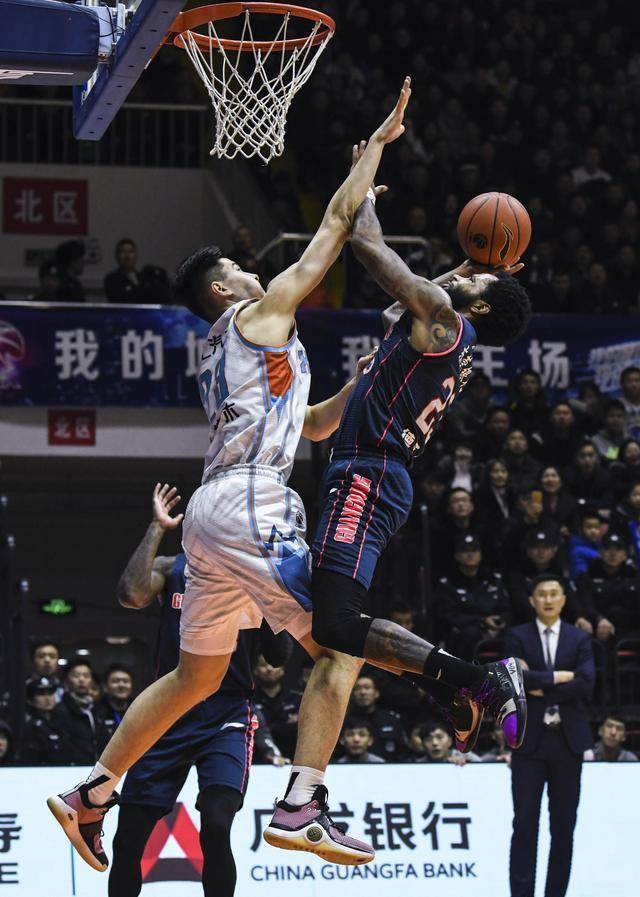 裁判执法不公,球队遭受不公平待遇 裁判执法不公,球队遭受不公平待遇