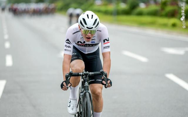 英国自行车选手速度惊人,登顶领奖台的简单介绍 英国自行车选手速度惊人,登顶领奖台的简单介绍