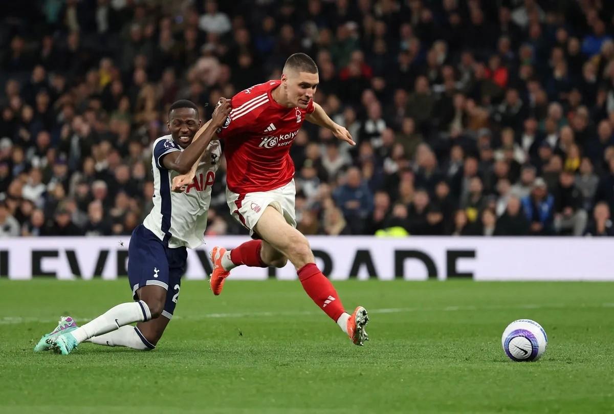 热刺后卫受罚，因红牌停赛一场的简单介绍