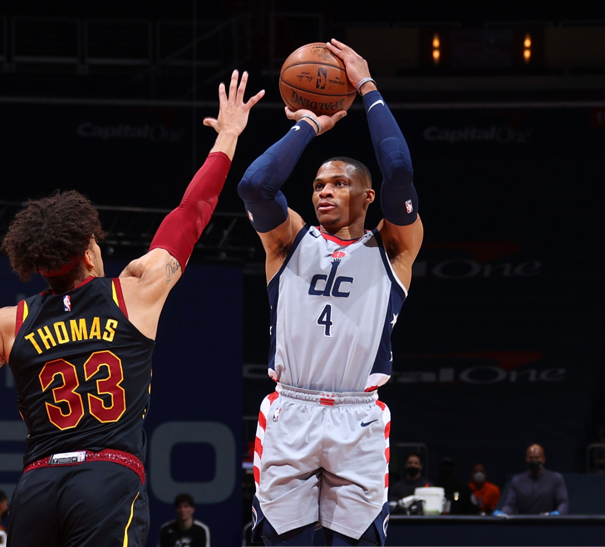 猛龙豪取八连胜，稳坐东部第一