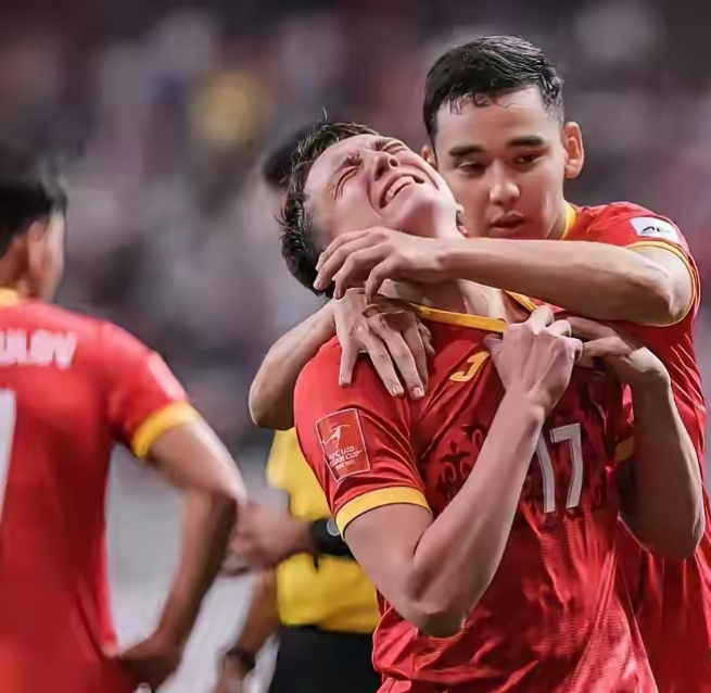 比赛中球员们共同努力迎来胜利 比赛中球员们共同努力迎来胜利